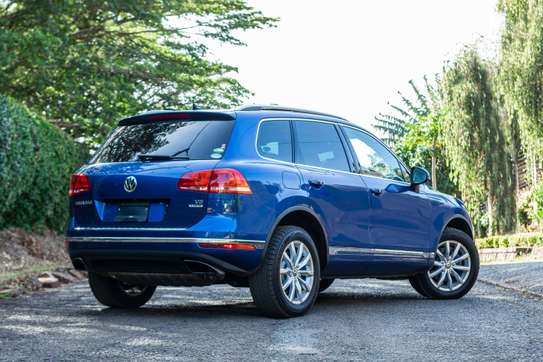 2016 Volkswagen Touareg Blue image 4