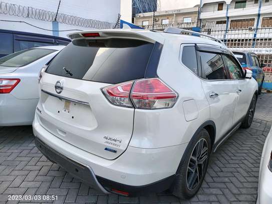 Nissan Xtrail pearl white image 7
