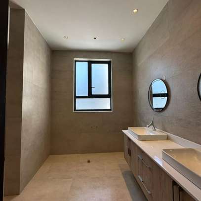 5 Bed Townhouse with En Suite in Lavington image 3