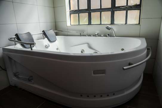 4 Bed House with En Suite in Redhill image 10