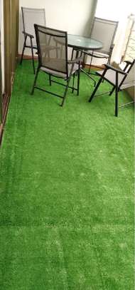 A deep verdant balcony in artificial grass carpet image 1