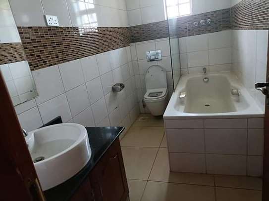 5 Bed House with En Suite at Mumwe image 5