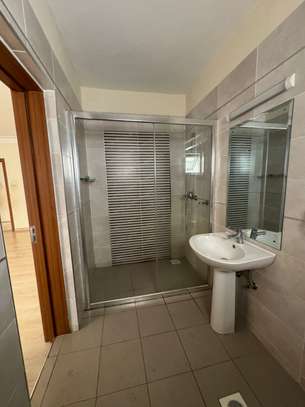 3 Bed Apartment with En Suite in Rhapta Road image 10