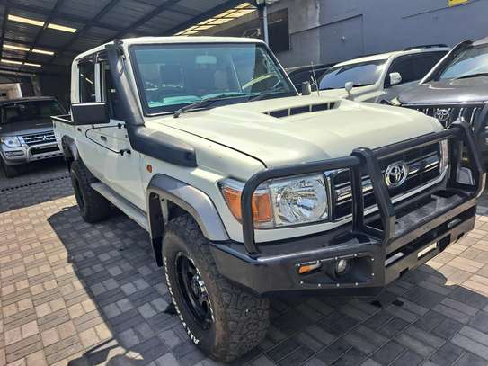 Landcruiser pickup hard top image 5