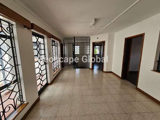 5 Bed Townhouse with En Suite in Spring Valley image 6
