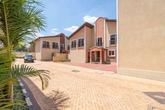 4 Bed House with Garden in Dennis Pritt image 8