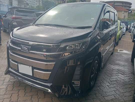 Toyota Noah image 4
