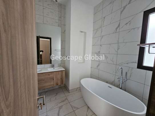 2 Bed Apartment with En Suite in Rosslyn image 3