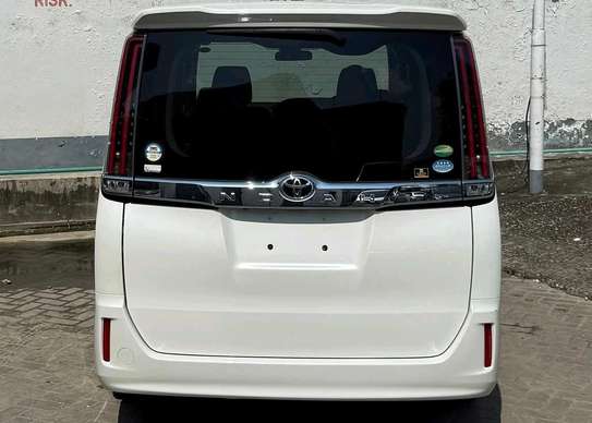 TOYOTA NOAH image 5