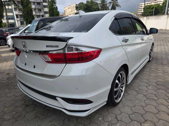 Honda grace hybrid 2019 model image 5
