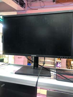 24inch Wide Samsung Monitor Clear Display image 2