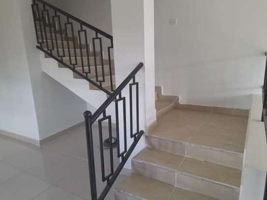a beautifull three bedroom plus sq townhouse for rent image 1