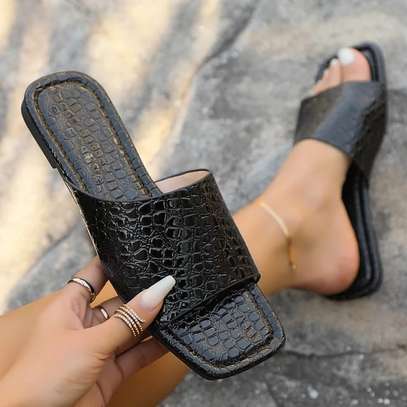 Low heeled ladies sandals image 2