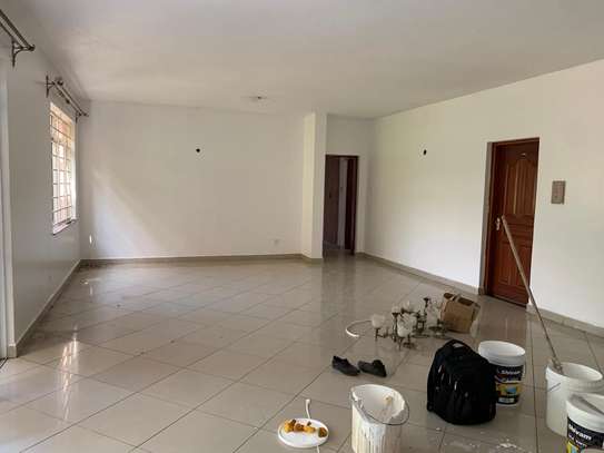 3 bedroom apartment all ensuite with a Dsq available image 2