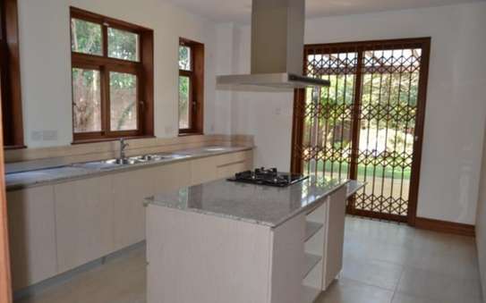 4 Bed Townhouse with Garden in Gigiri image 15