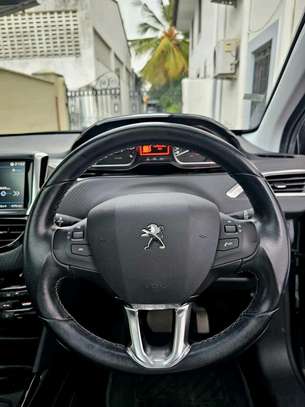 Peugeot 2008 2017 green image 4