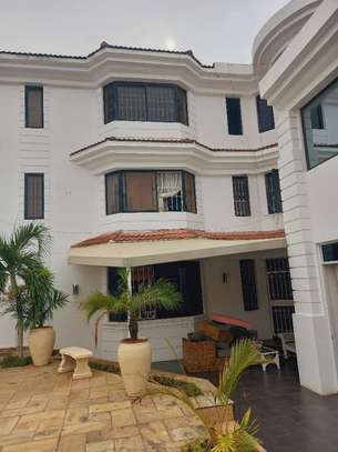 5 Bed House with En Suite in Nyali Area image 4