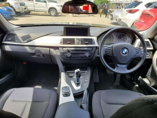 BMW 320i image 7