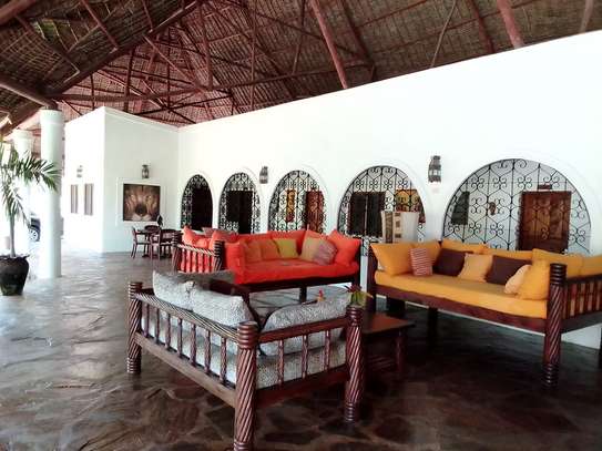 6 Bedroom Villa  For Sale In Casuarina Road, Malindi image 2