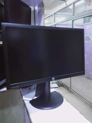 Hp slim 24 inches LED monitor screen image 4