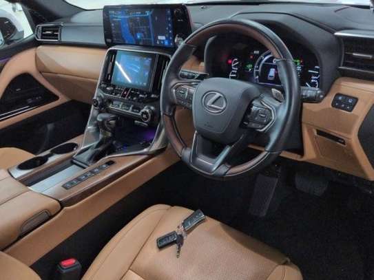 LEXUS LX600 image 3