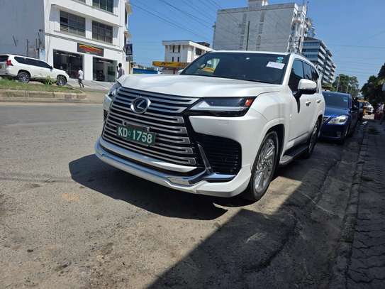Lexus LX600 model image 13