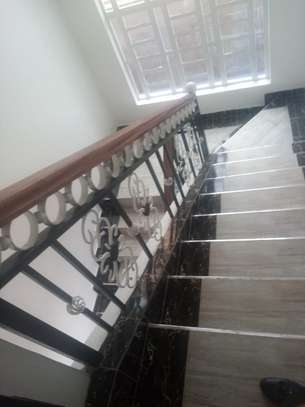 t 4 BEDROOM Maisonette with SQ for sale in Membly Estate. image 8