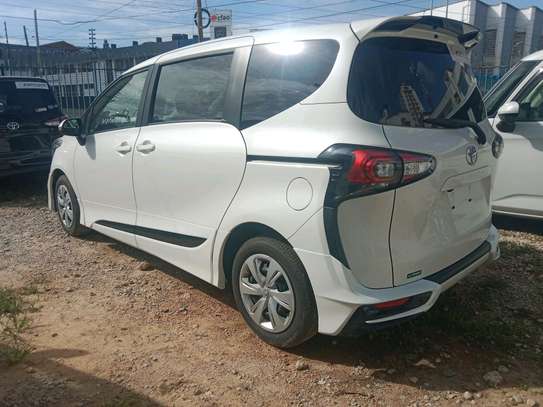 Toyota sienta hybrid system image 5