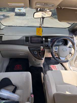 Toyota ISIS white image 3