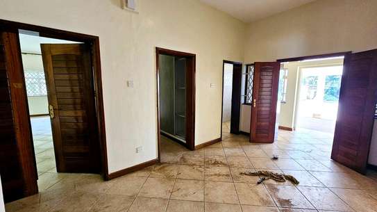 5 bedroom Ambassadorial house for rent in Runda image 5