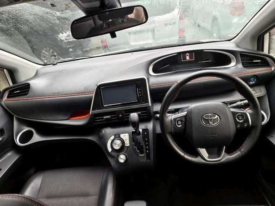 Toyota. Sienta hybrid white image 5