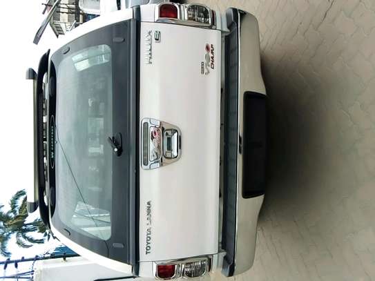 Hilux double cabin image 1