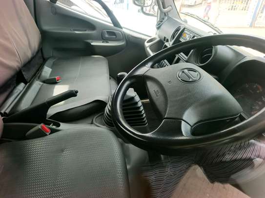 Hino Dutro image 4