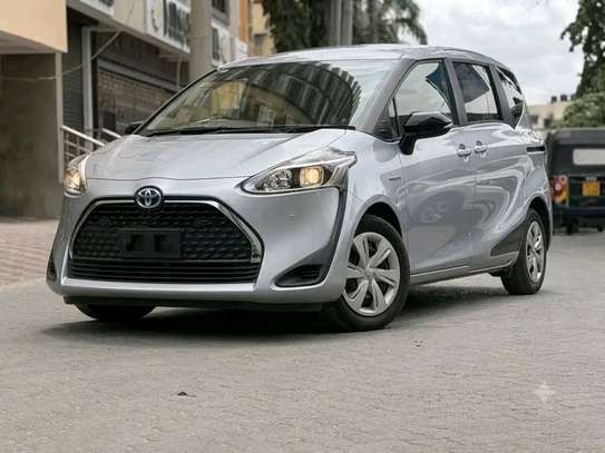 Toyota sienta hybrid silver image 3