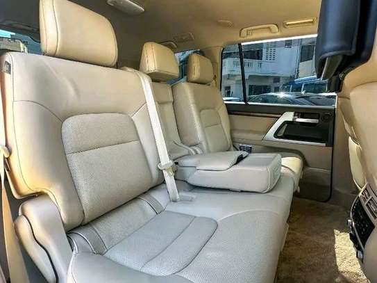 Toyota land Cruiser ZX V8 Gold 2019 image 9