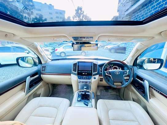 Toyota Land cruiser 4.6 V8 ZX 2017 model white fully loaded image 3