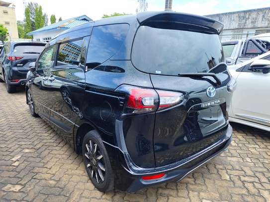 Toyota Sienta Hybrid Black 2018 2wd image 10