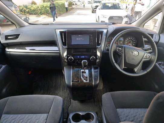 Toyota Alphard image 7