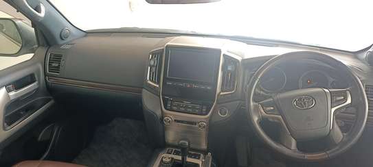 Toyota land Cruiser V8 Zx Sunroof White 2018 image 16