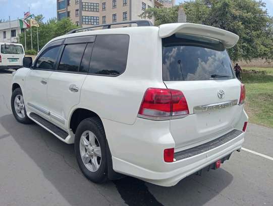Land Cruiser V8 image 6