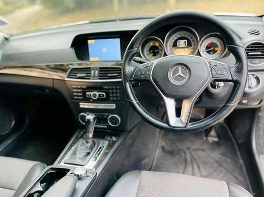 Mercedes Benz C200 image 3