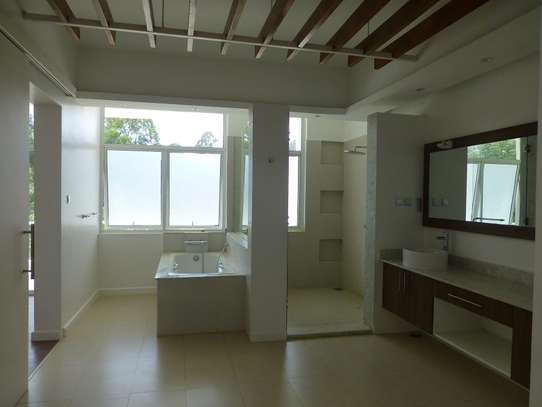 4 Bed Townhouse with En Suite in Kyuna image 14