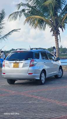 Honda fit shuttle image 2