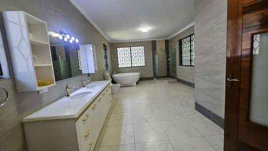 5 Bed House with En Suite in Runda image 5