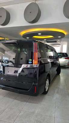 Toyota Esquire Black Sunroof Black 2018 image 11