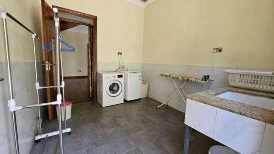 5 Bed House with En Suite in Runda image 6