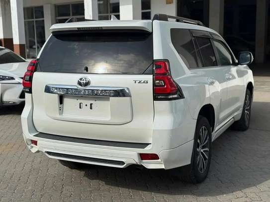 Toyota Land Cruiser Prado TZ-G 2018 white image 10