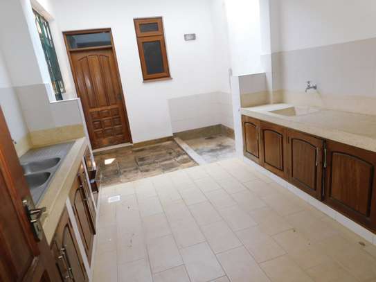 4 Bed Townhouse with Swimming Pool in Nyali Area image 9