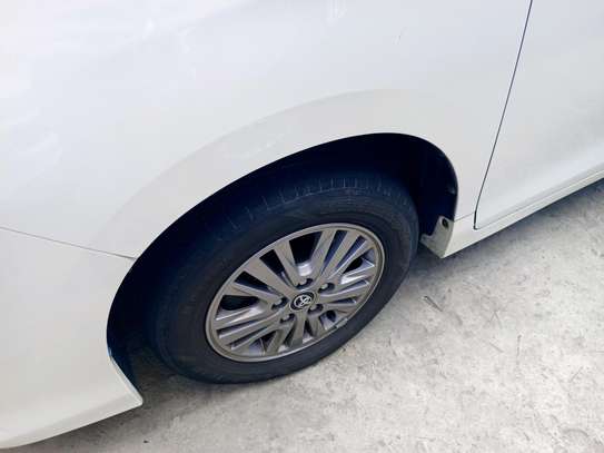 Toyota Esquire pearl white image 9