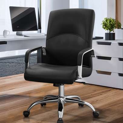 Office Chair: Leather Swivel Office Chair In Black image 3